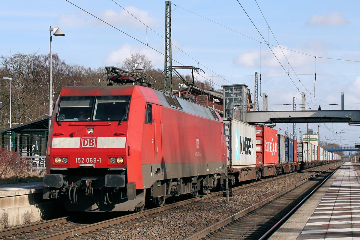 152 069-1 mit Seekisten aus dem Hamburger Hafen. Tostedt den 03.03.2017