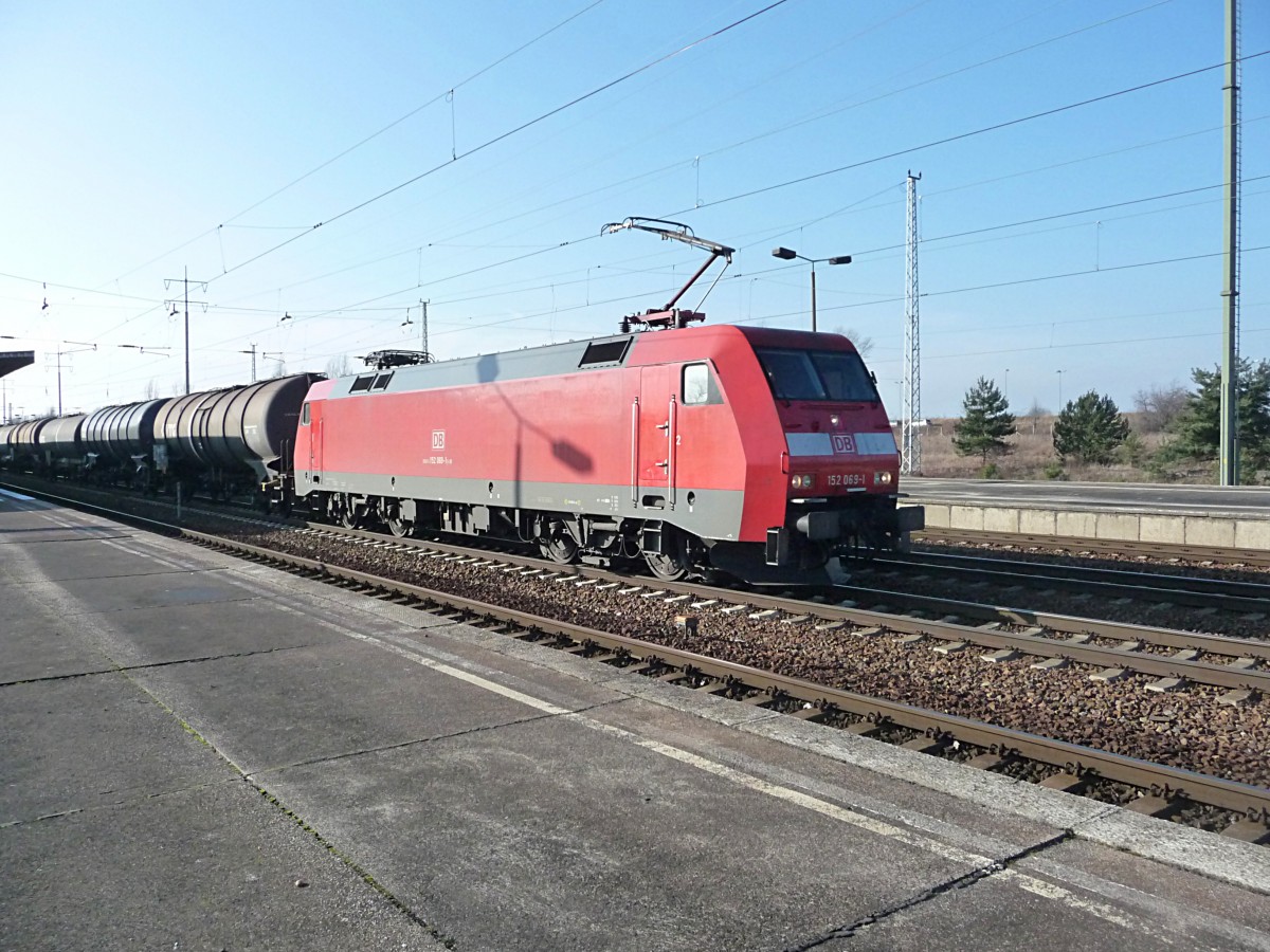 152 069 in Schnefeld Flughafen am 5.2.14. Aus der besser ausgeleuchteten Richtung kam der erste Zug natrlich, als ich mich schon in der Regionalbahn aufwrmte. Im Hintergrund: Nicht abgeholzte Weihnachtsbume.