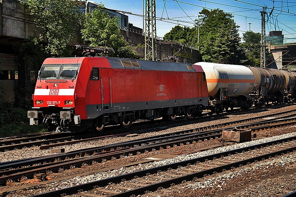 152 071-7 ist mit einen tankzug durch hh-harburg gefahren,datum 18.05.14