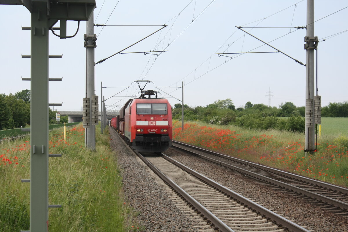 152 071 mit einem Gterzug bei der Durchfahrt in Zberitz am 9.6.21