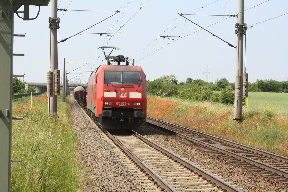 152 076 mit einem Gterzug bei der Durchfahrt in Zberitz am 9.6.21