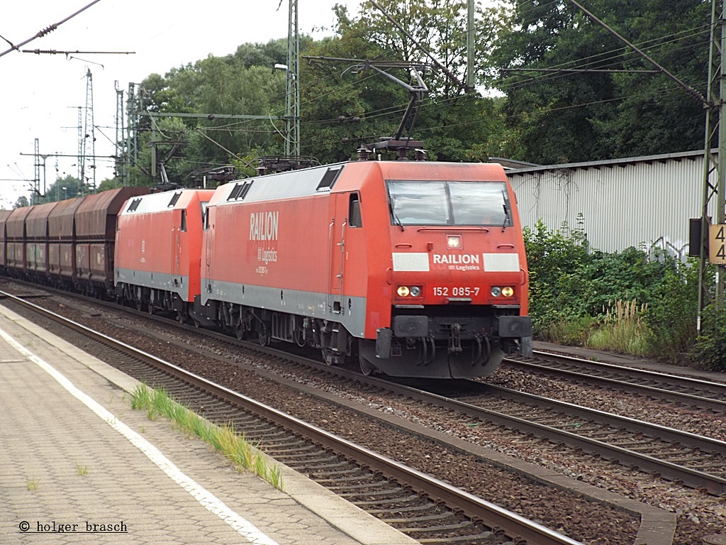 152 087-7 und 152 158-2 fuhren mit einen erzzug durch hh-harburg am 10.08.13