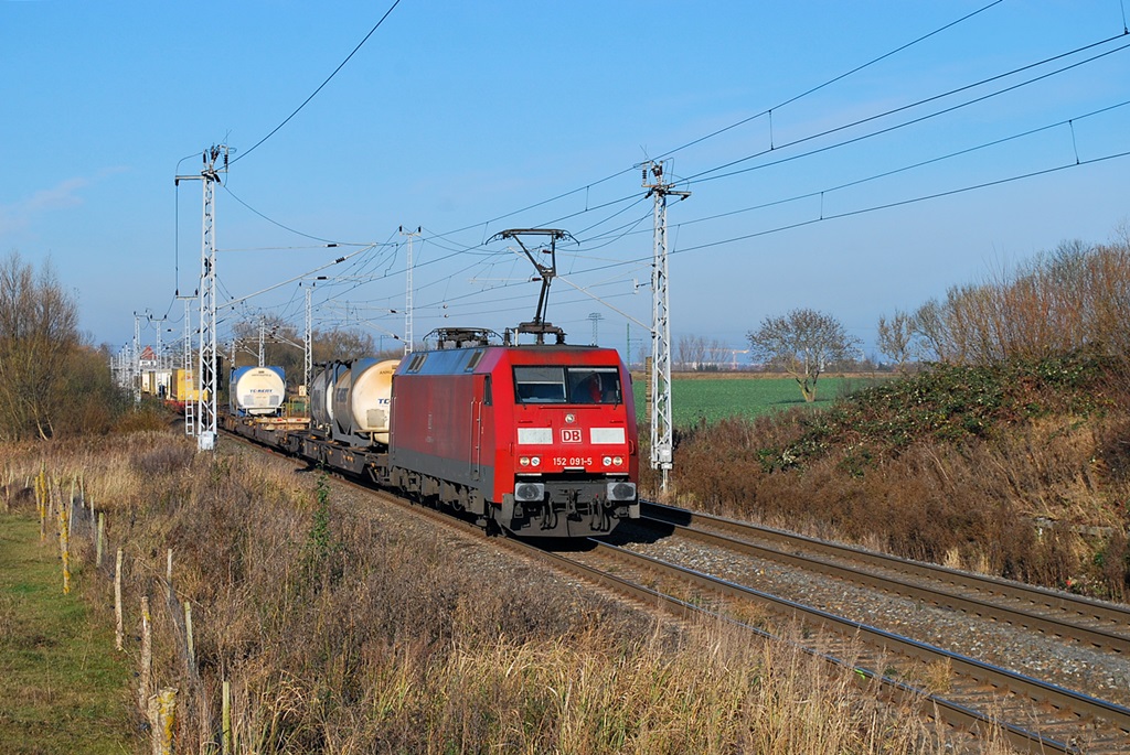  152 091 ist am 13.11.16 mit KLV 69237 auf dem Weg nach Hamburg-Billwerder.
