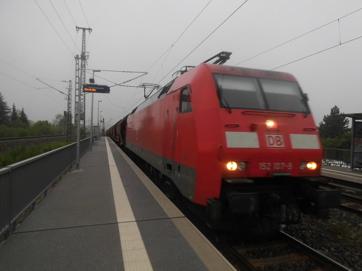 152 107-9 bei der durchfahrt in Halle-Rosengarten am 5.5.17