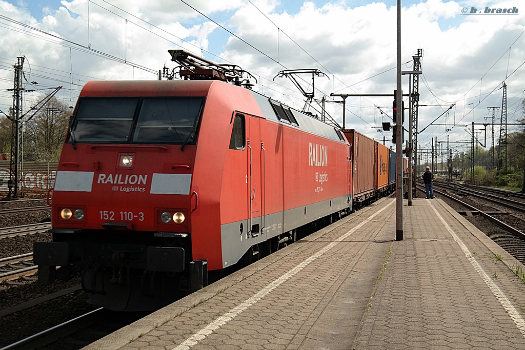 152 110-3 zog einen containerzug am 15.04.14 durch hh-harburg