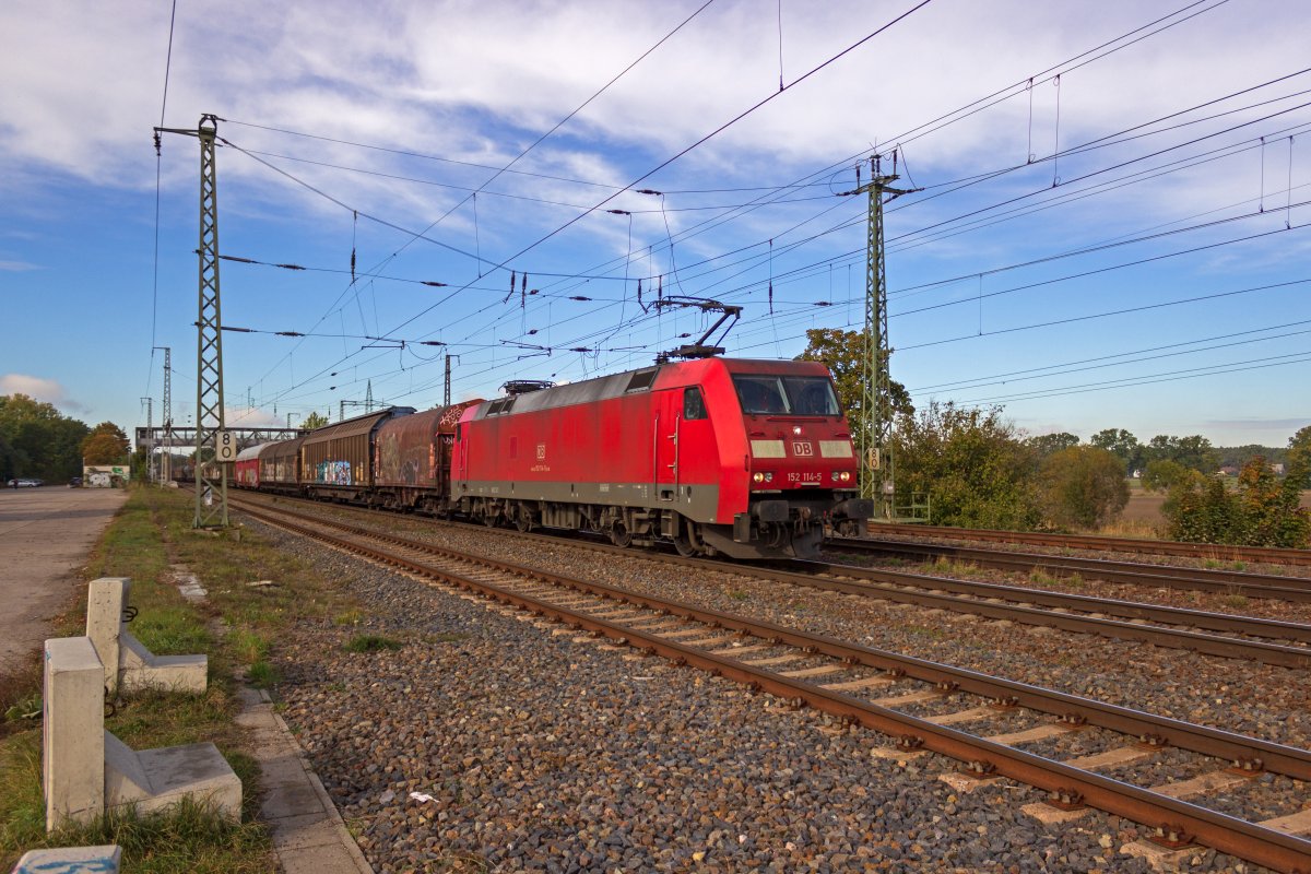 152 114 durchfhrt am 13.10.2020 mit einem Gterzug Saarmund in Richtung Osten.