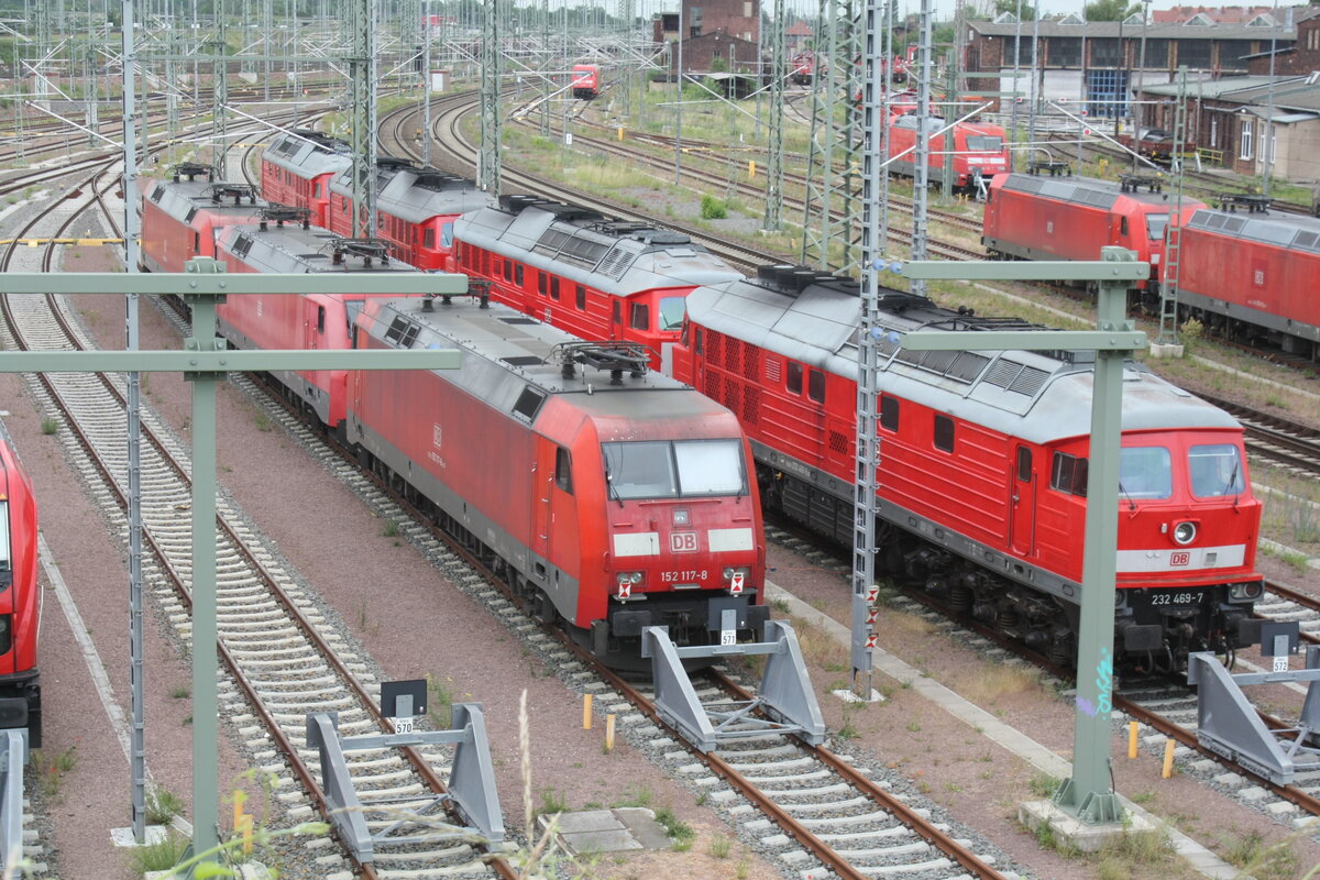 152 117 und 232 469 in der Abstellung am Bw Halle G am 13.6.21