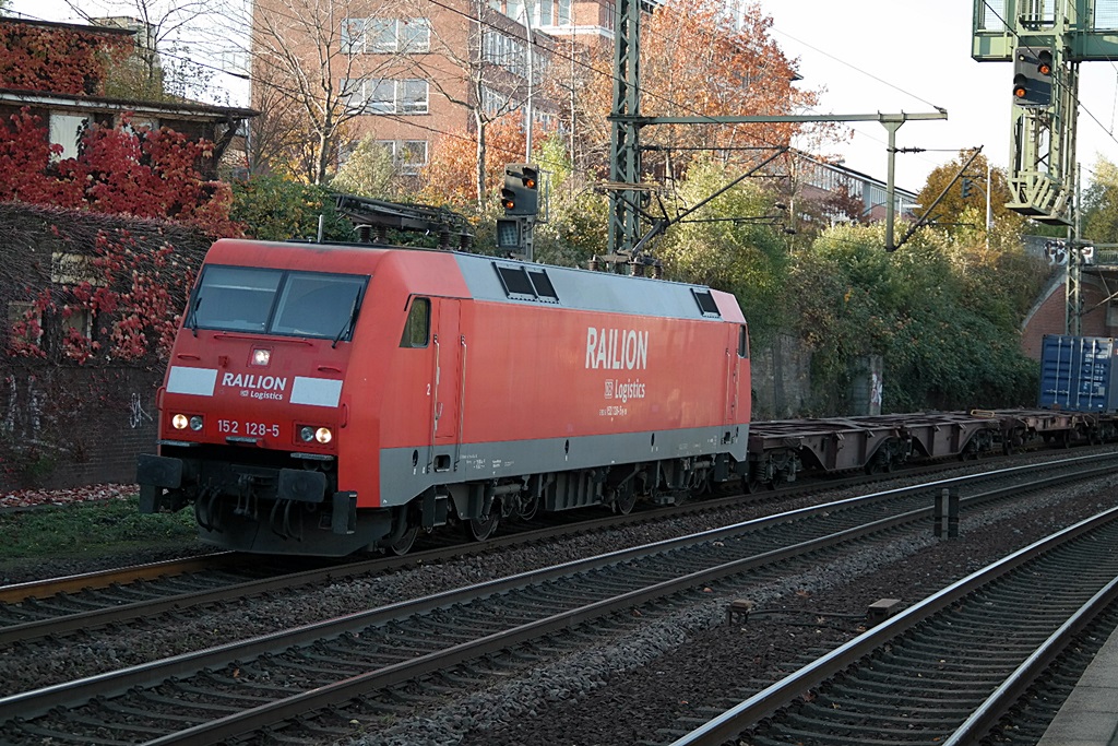 152 128-5 ist mit einen intermodal am 24.10.13 durch hh-harburg gefahren