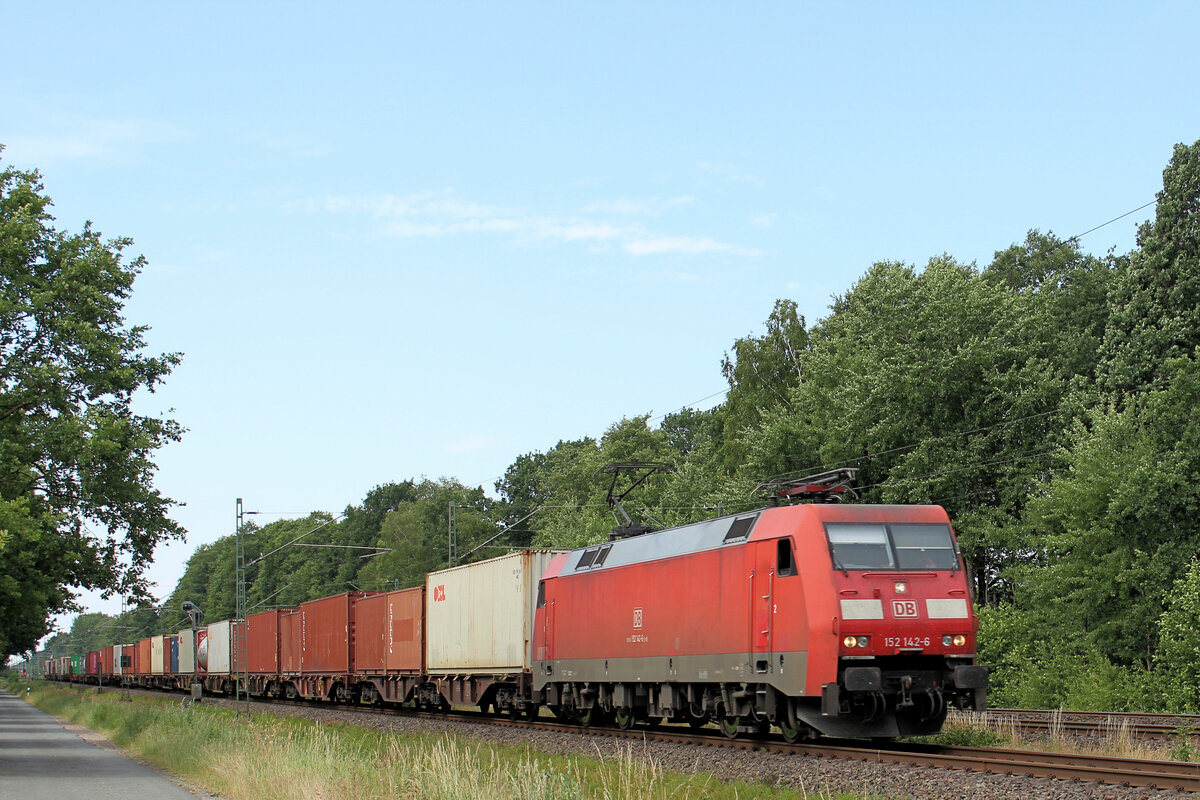 152 142-6 mit Seekisten am Haken. Tostedt - Dreihausen, 29.06.2022