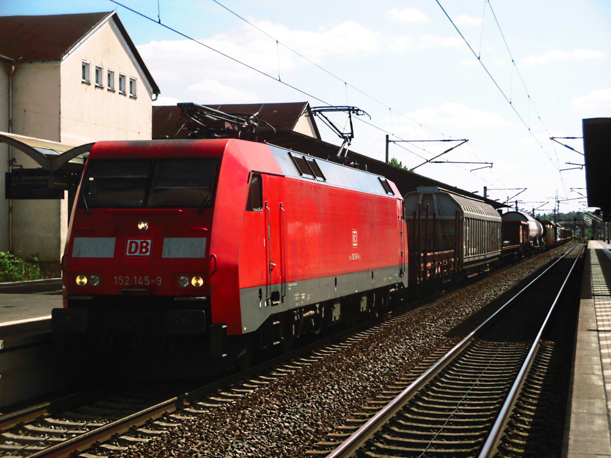 152 145 mit einem Güterzug beim zwischenhalt im Bahnhof Bitterfeld am 19.7.18