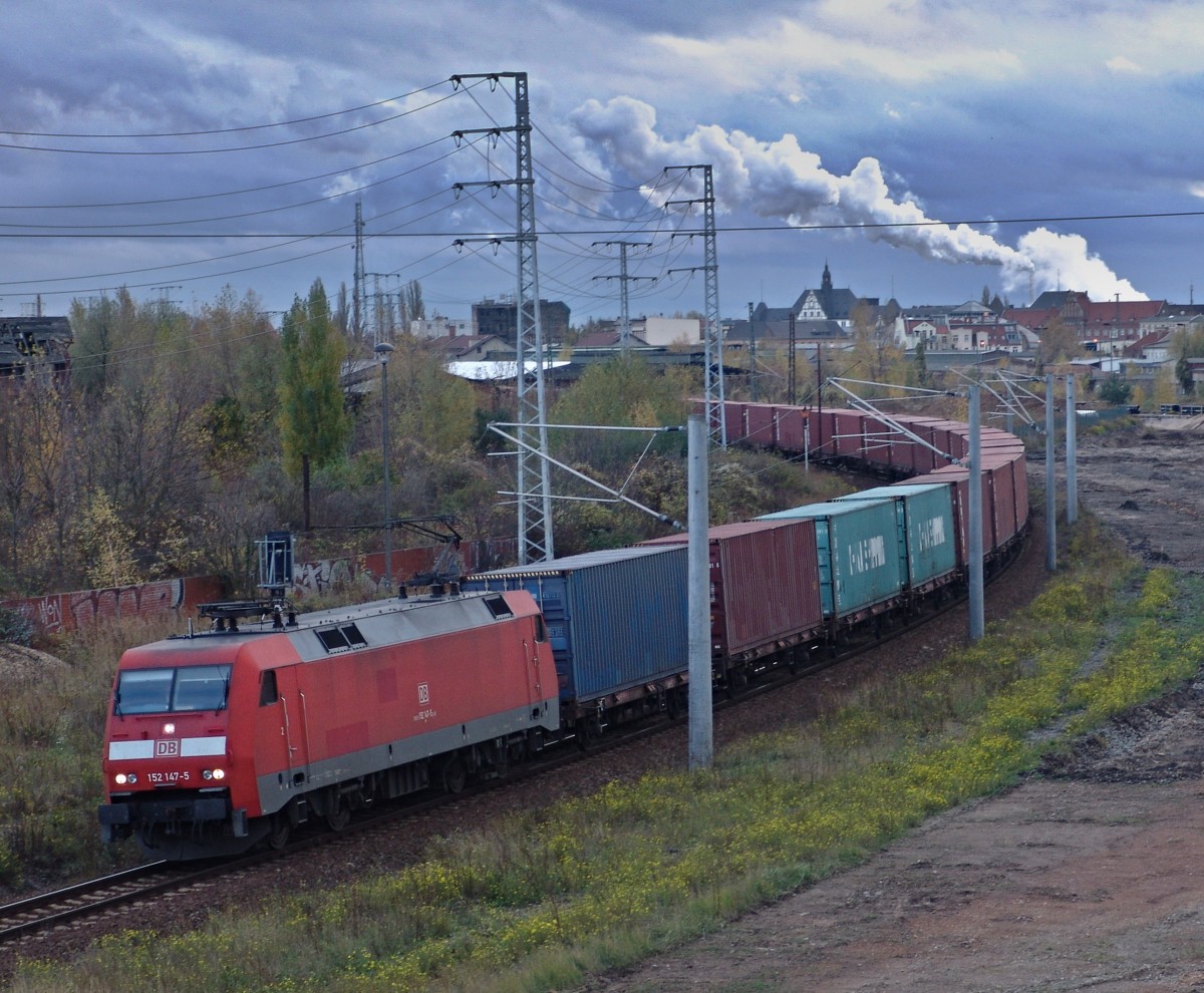 152 147-5 fuhr am 03.11.2013 mit ner Fuhre Container durch die Saalestadt.
