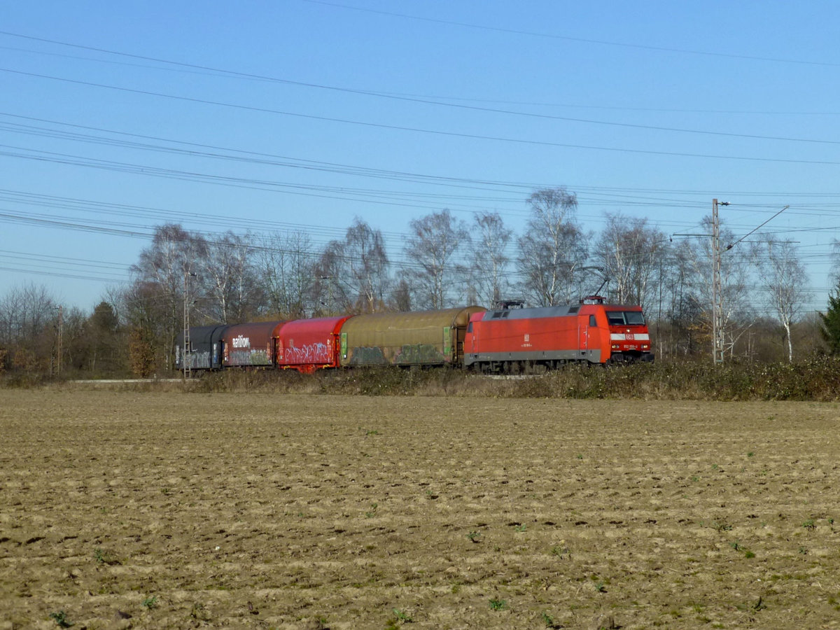 152 155 mit einem Zug wie von der Märklin-Anlage, obwohl er dann wahrscheinlich weniger Graffiti hätte. Bei Hilden, 27.2.2019.