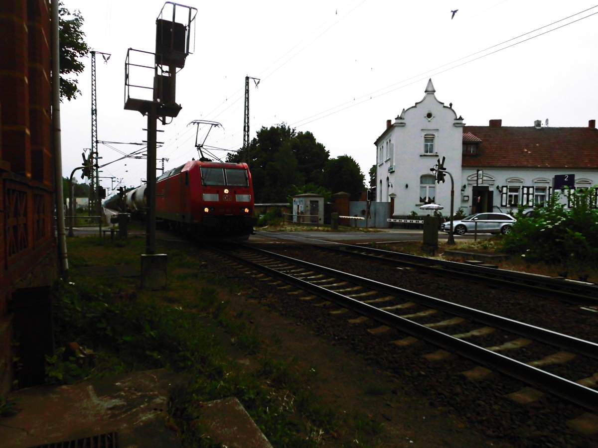 152 XXX mit einen Güterzug bei der Durchfahrt  in Güsen (b Genthin) am 2.6.18