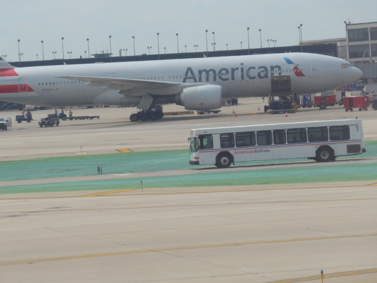 (153'428) - American Airlines - Nr. 1628 - Gillig am 20. Juli 2014 in Chicago, Airport O'Hare