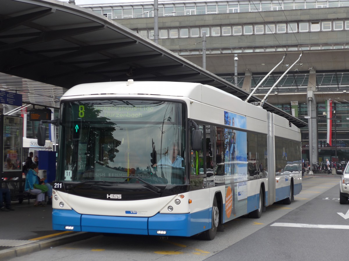 (154'015) - VBL Luzern - Nr. 211 - Hess/Hess Gelenktrolleybus am 19. August 2014 beim Bahnhof Luzern