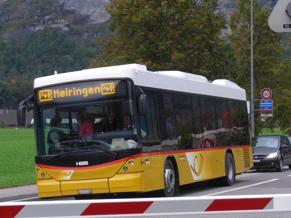 (154'687) - AVG Meiringen - Nr. 68/BE 401'568 - Scania/Hess (ex Nr. 59; ex Steiner, Messen) am 30. August 2014 in Meiringen, Bahnhschranke