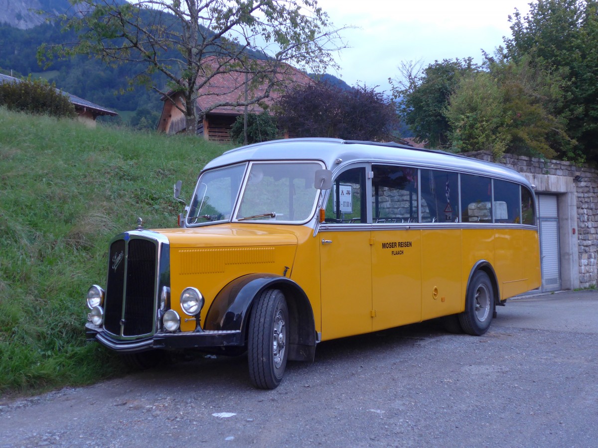 (154'719) - Moser, Flaach - ZH 140'275 - Saurer/FHS (ex Rapold, Neuhausen; ex Deutsches Reiseunternehmen; ex Schaub, Arisdorf) am 30. August 2014 in Brienz, Kirche