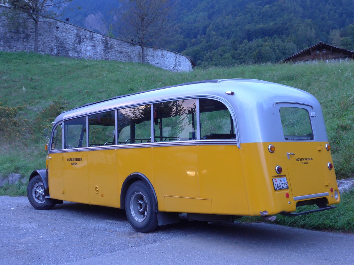 (154'720) - Moser, Flaach - ZH 140'275 - Saurer/FHS (ex Rapold, Neuhausen; ex Deutsches Reiseunternehmen; ex Schaub, Arisdorf) am 30. August 2014 in Brienz, Kirche