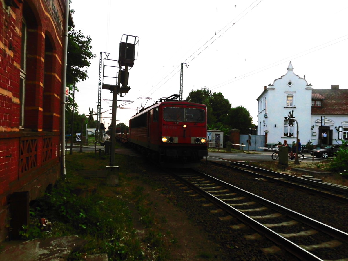 155 013 mit einen Gterzug bei der Durchfahrt in Gsen (b Genthin) am 1.6.18