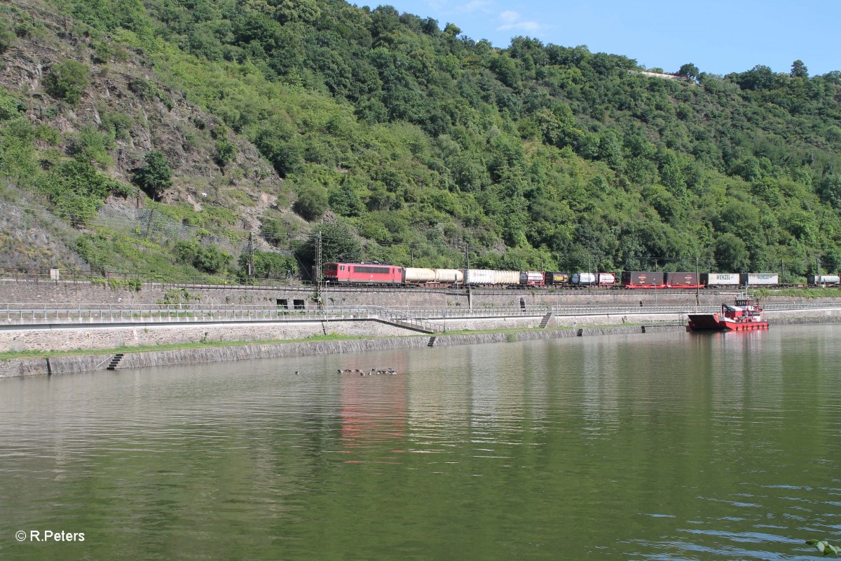 155 036-7 erreicht gleich St. Goarshausen mit einem Wechselpritschenzug. 16.07.14