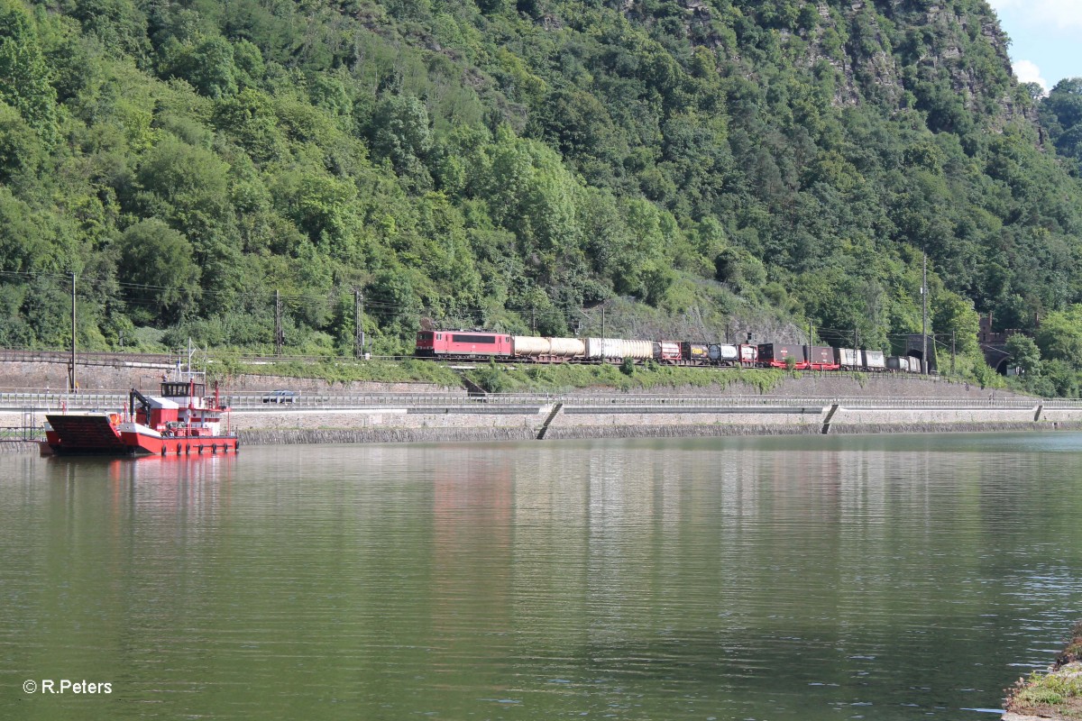 155 036-7 verlässt den Loreley Tunnel bei St. Goarshausen mit einem Wechselpritschenzug. 16.07.14