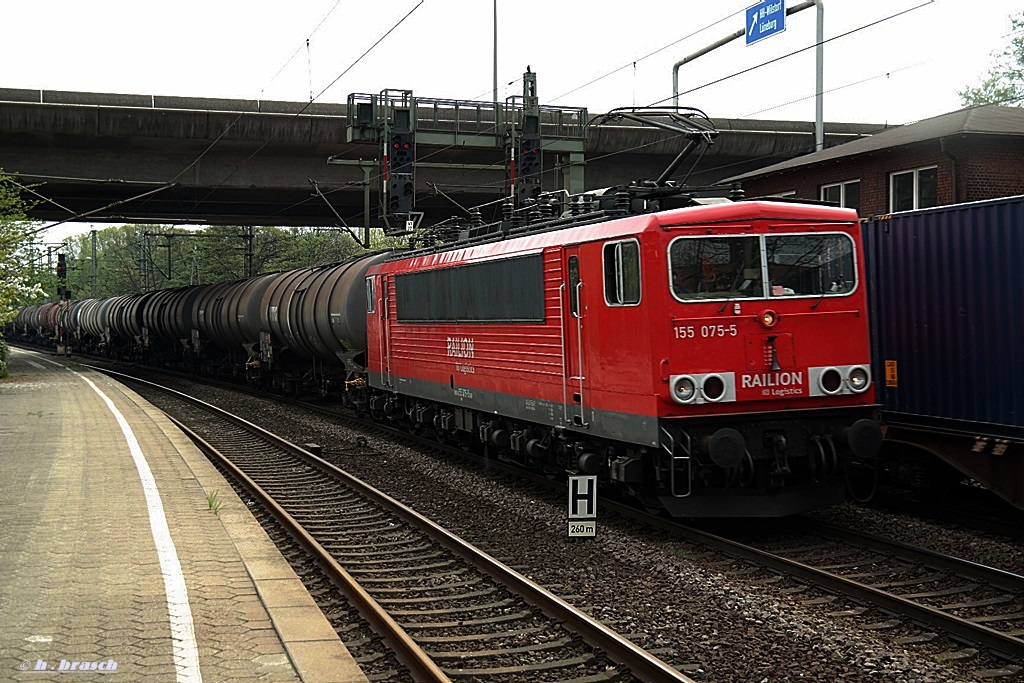 155 057-5 zog einen tanker durch hh-harburg,datum 22.04.14