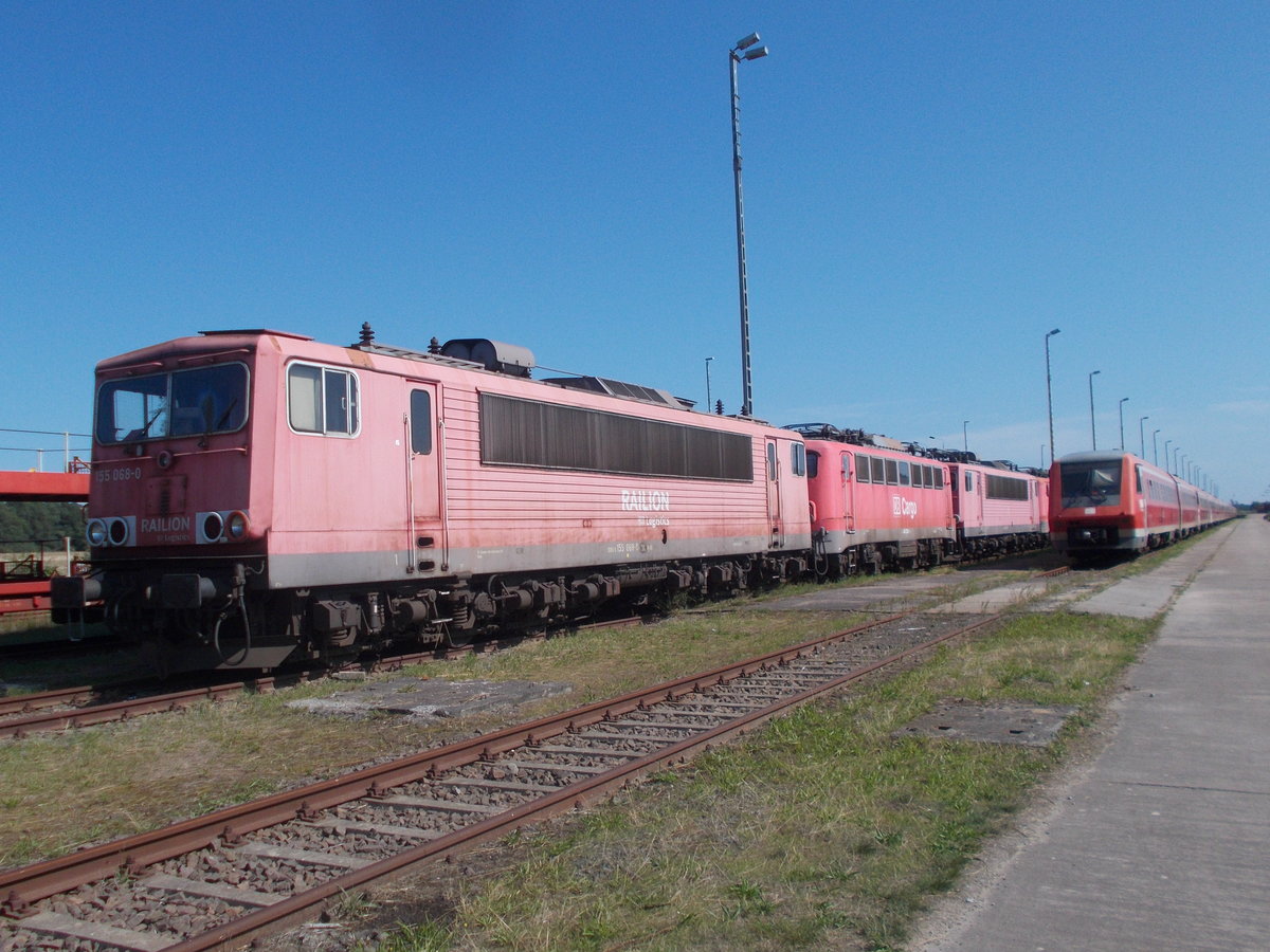 155 068 in der Lokreihe von Mukran.Aufgenommen am 25.August 2019.