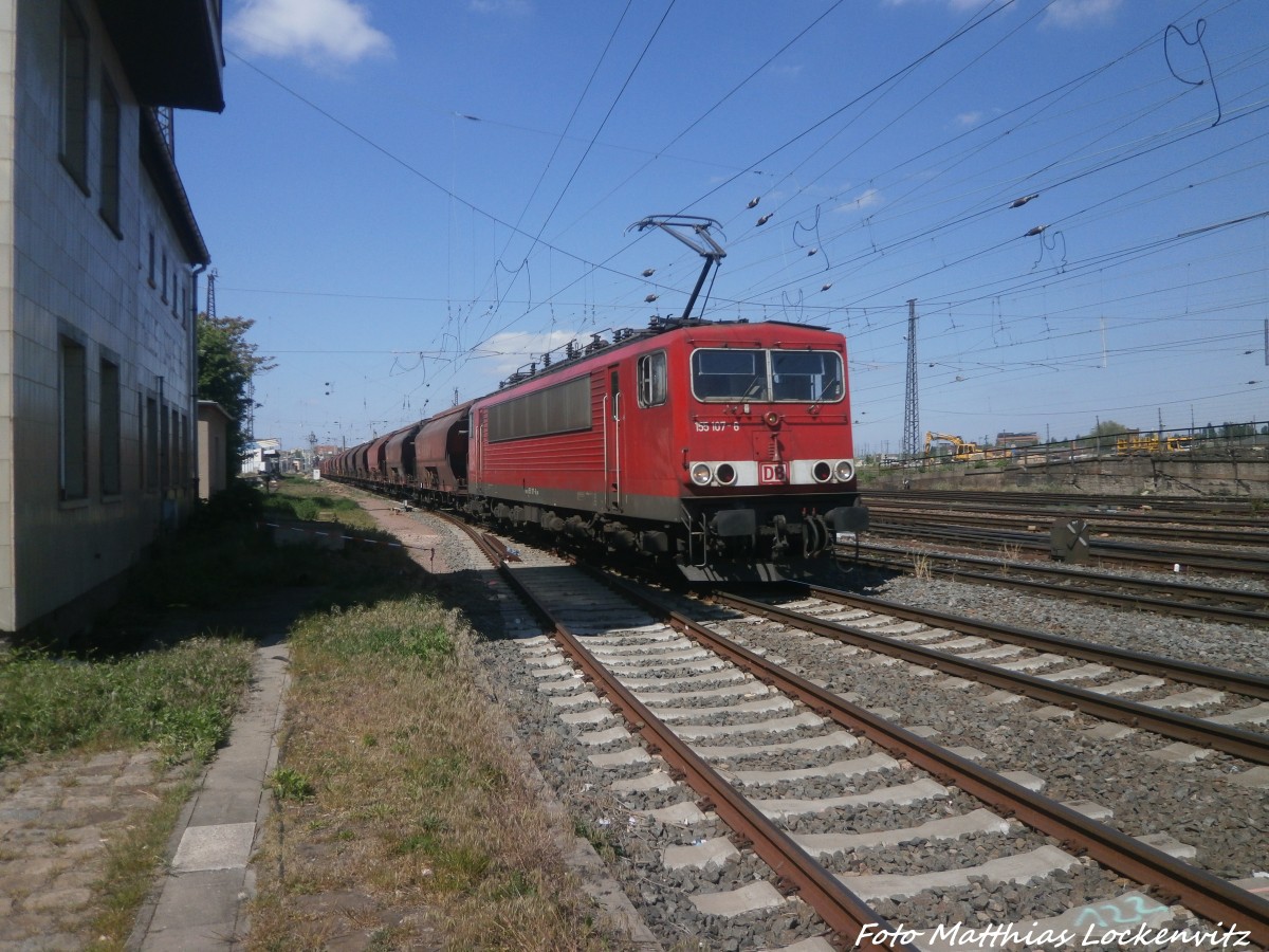 155 107 mit einem gterzug kurz vor dem Hallenser Hbf am 15.5.15