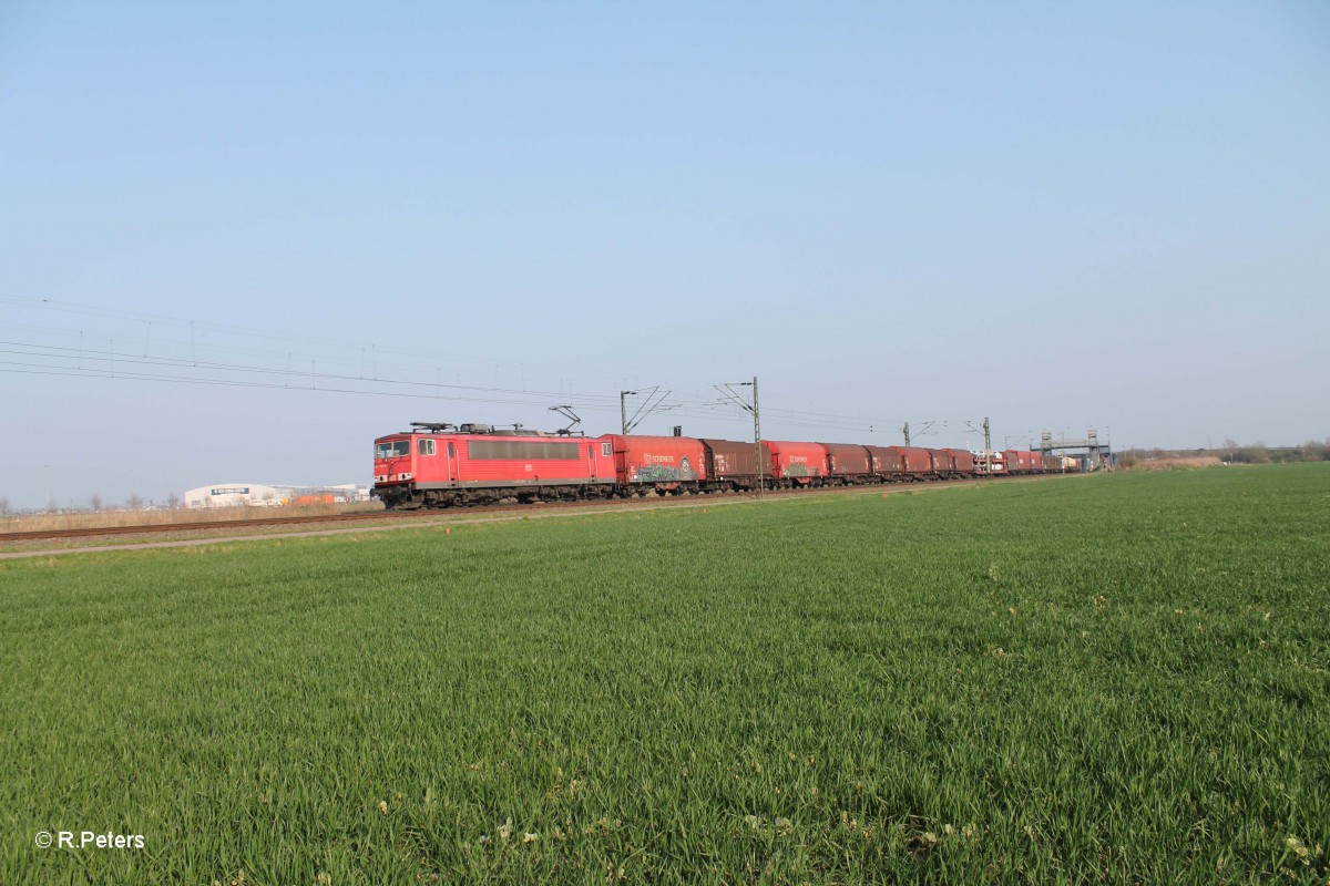 155 182-9 mit einem langen gemischten Güterzug bei Schkeuditz West in Richtung Halle/Saale. 29.03.14