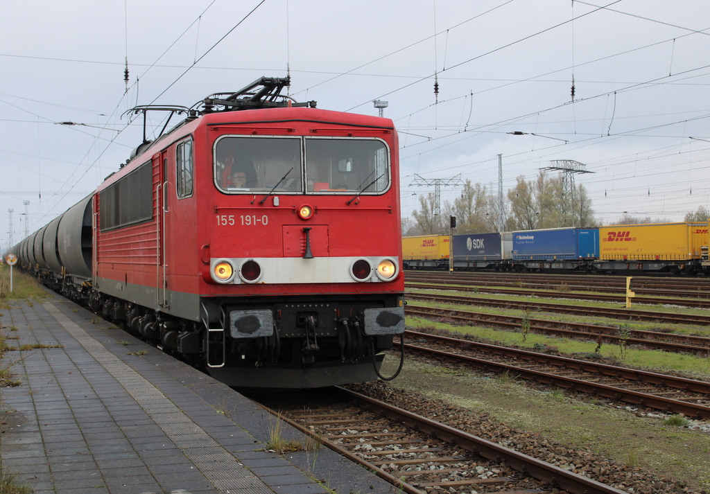 155 191-0 mit dem leeren Getreidezug von Rostock-Seehafen nach Bad Schandau bei der Ausfahrt im Rostocker Seehafen.14.11.2020