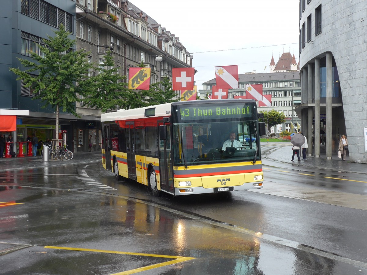 (155'704) - STI Thun - Nr. 100/BE 577'100 - MAN am 13. Oktober 2014 beim Bahnhof Thun