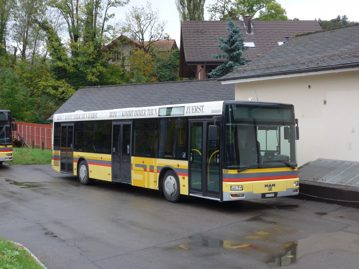 (155'720) - STI Thun - Nr. 99/BE 577'099 - MAN am 13. Oktober 2014 beim Bahnhof Wimmis