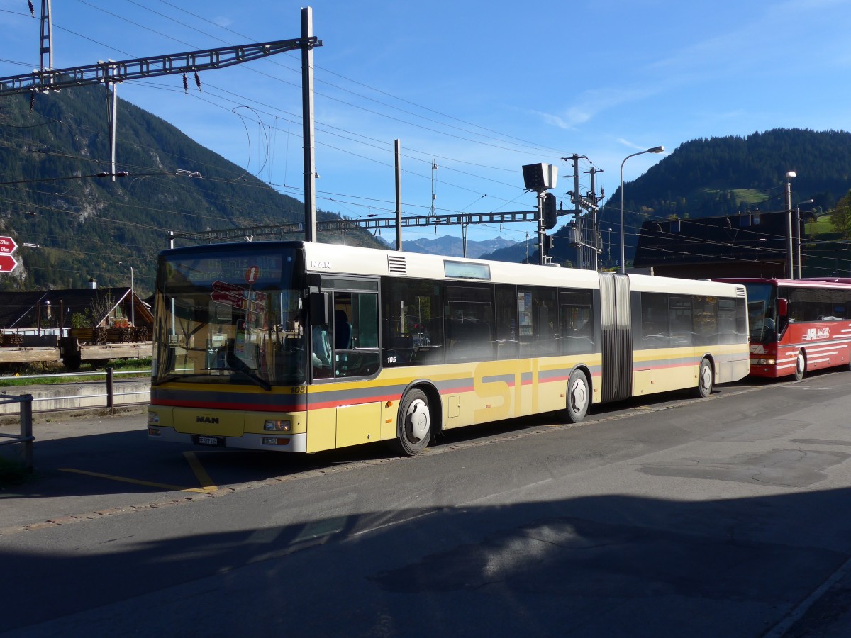 (155'862) - STI Thun - Nr. 105/BE 577'105 - MAN am 19. Oktober 2014 beim Bahnhof Zweisimmen