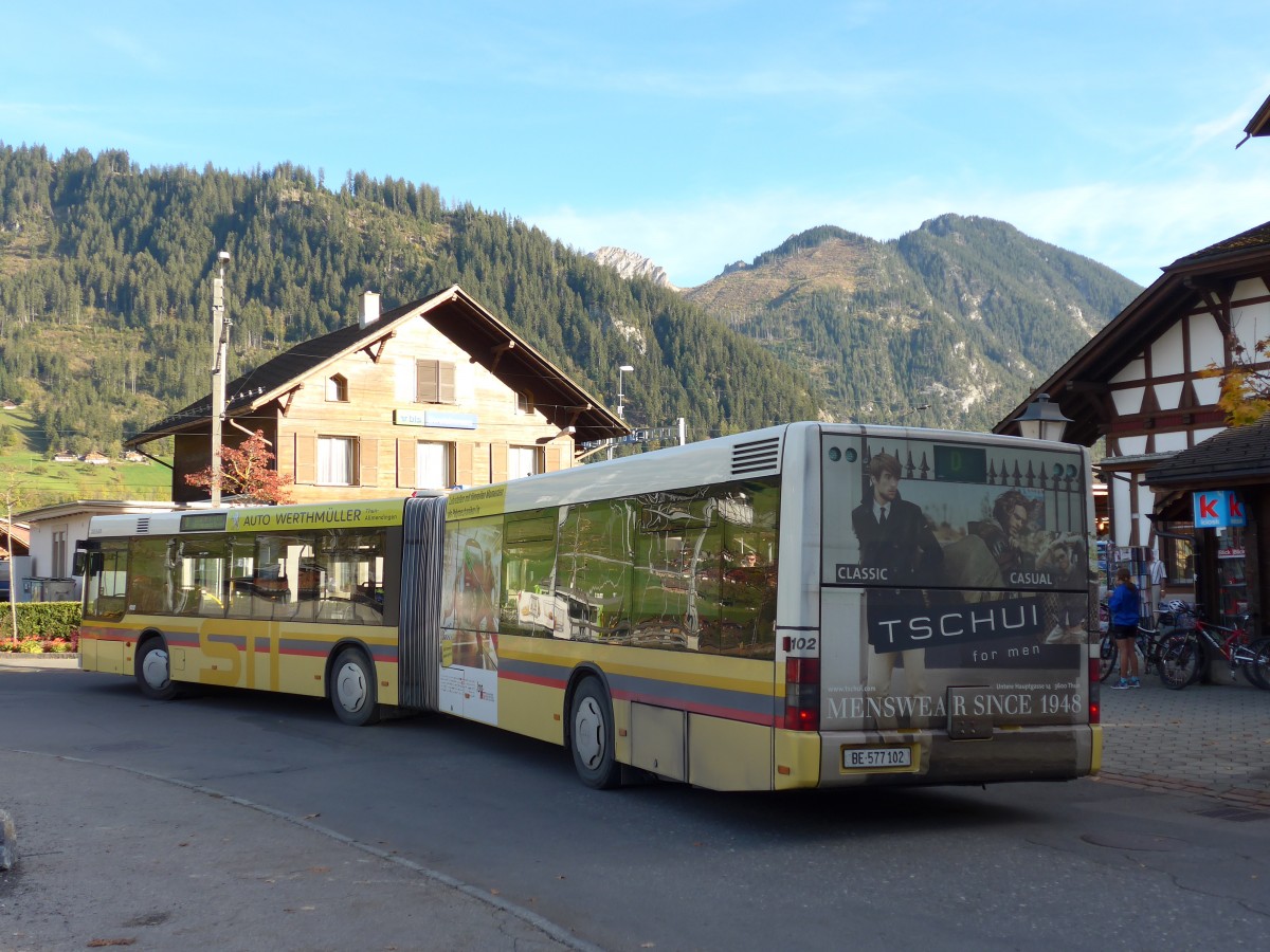 (155'880) - STI Thun - Nr. 102/BE 577'102 - MAN am 19. Oktober 2014 beim Bahnhof Zweisimmen