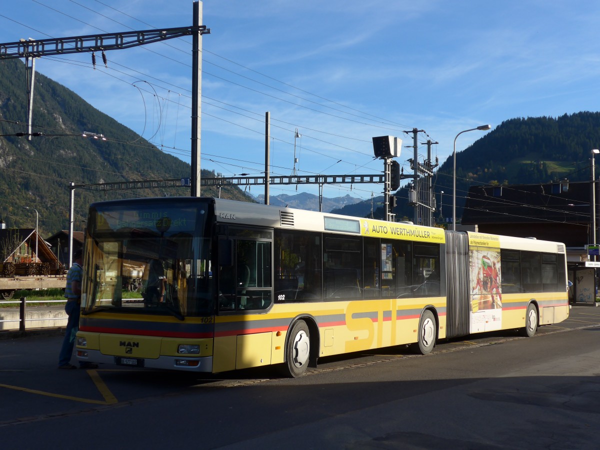 (155'882) - STI Thun - Nr. 102/BE 577'102 - MAN am 19. Oktober 2014 beim Bahnhof Zweisimmen