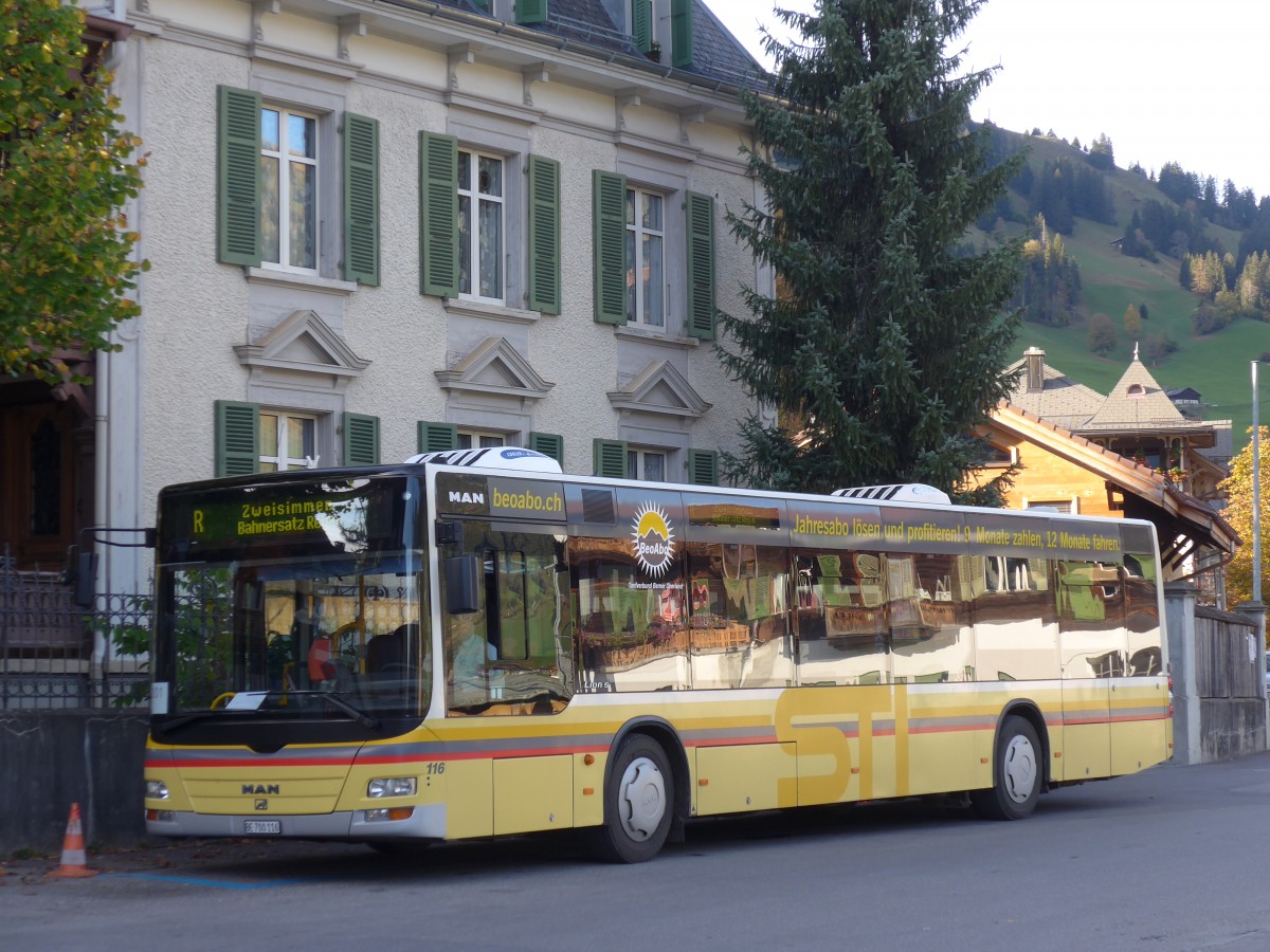 (155'884) - STI Thun - Nr. 116/BE 700'116 - MAN am 19. Oktober 2014 beim Bahnhof Zweisimmen