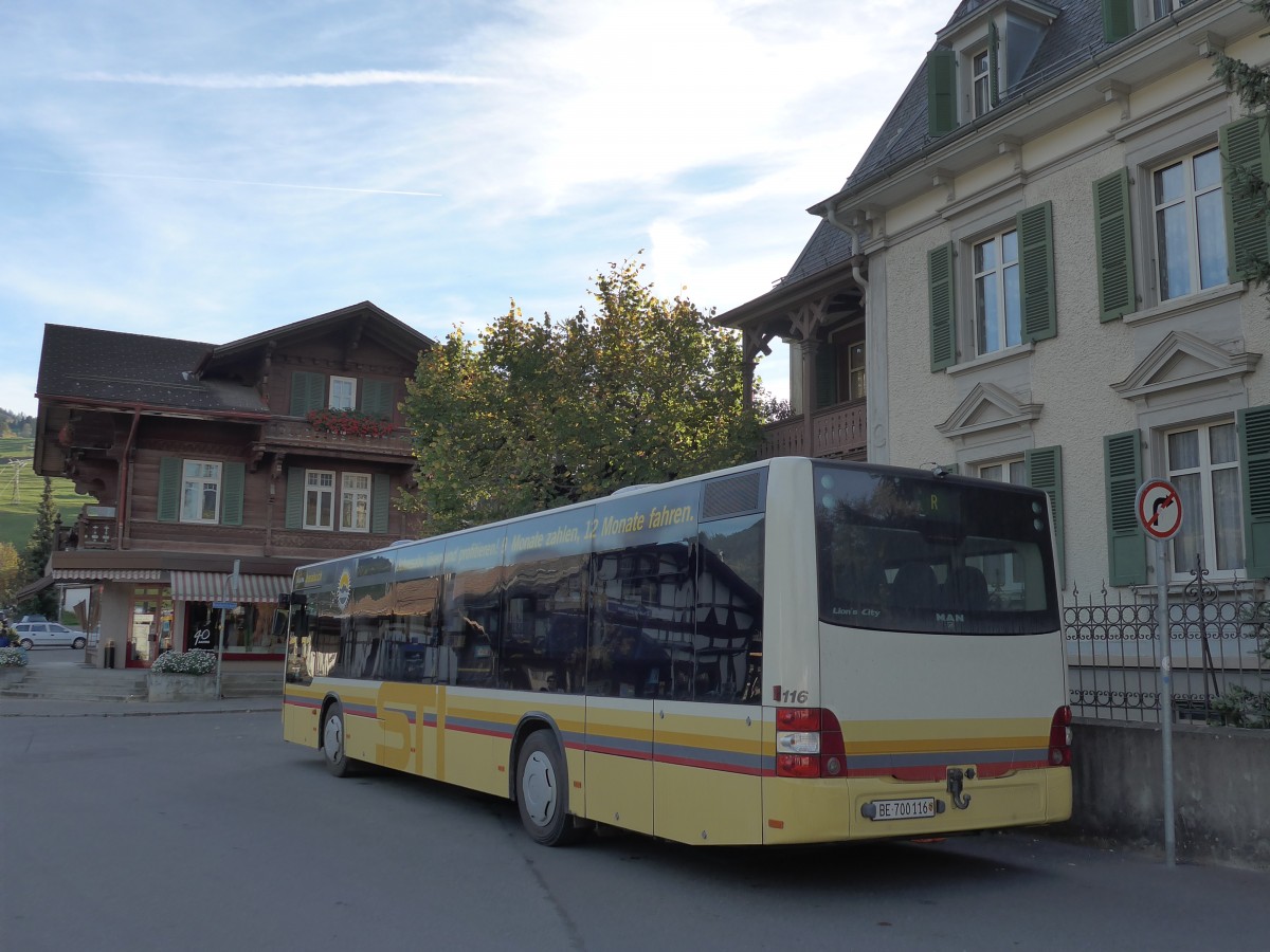 (155'886) - STI Thun - Nr. 116/BE 700'116 - MAN am 19. Oktober 2014 beim Bahnhof Zweisimmen