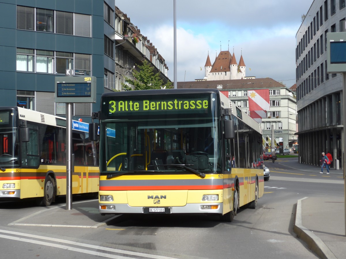 (156'136) - STI Thun - Nr. 101/BE 577'101 - MAN am 27. Oktober 2014 beim Bahnhof Thun