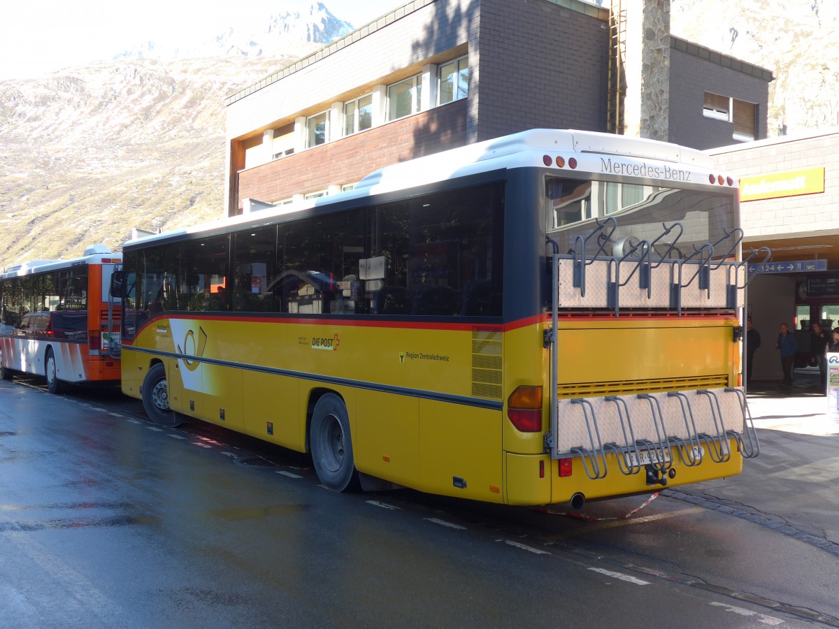 (156'348) - Mattli, Wassen - UR 9209 - Mercedes am 31. Oktober 2014 beim Bahnhof Andermatt