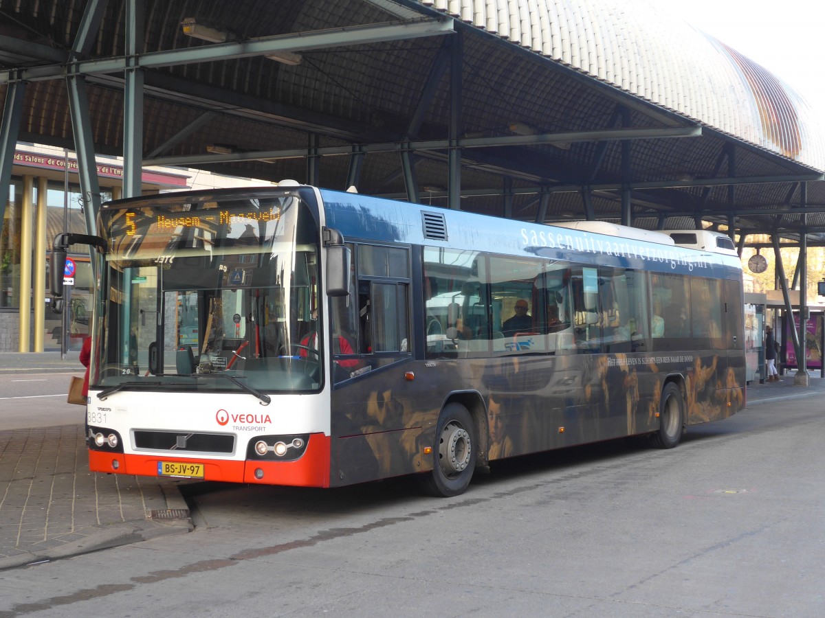 (157'116) - VEOLIA - Nr. 3831/BS-JV-97 - Volvo am 21. November 2014 beim Bahnhof Maastricht