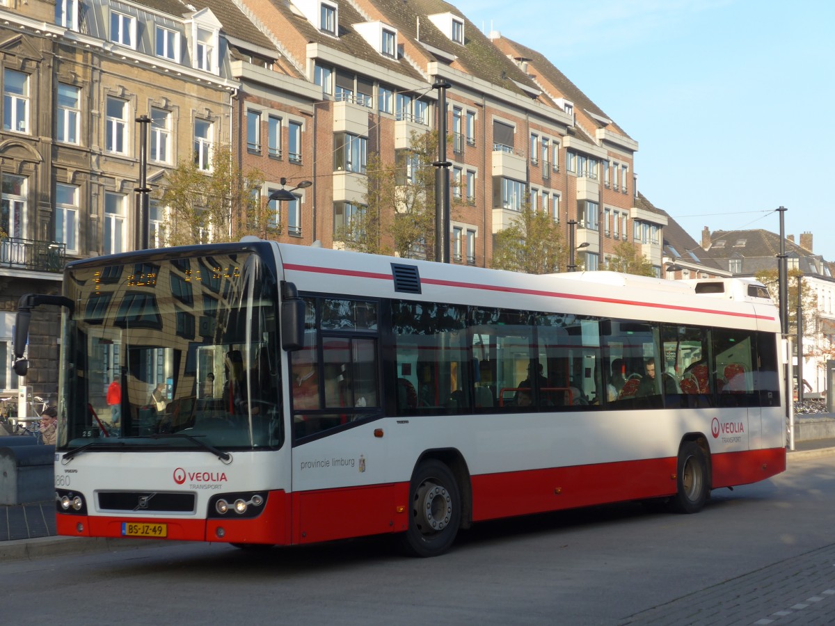 (157'134) - VEOLIA - Nr. 3860/BS-JZ-49 - Volvo am 21. November 2014 beim Bahnhof Maastricht