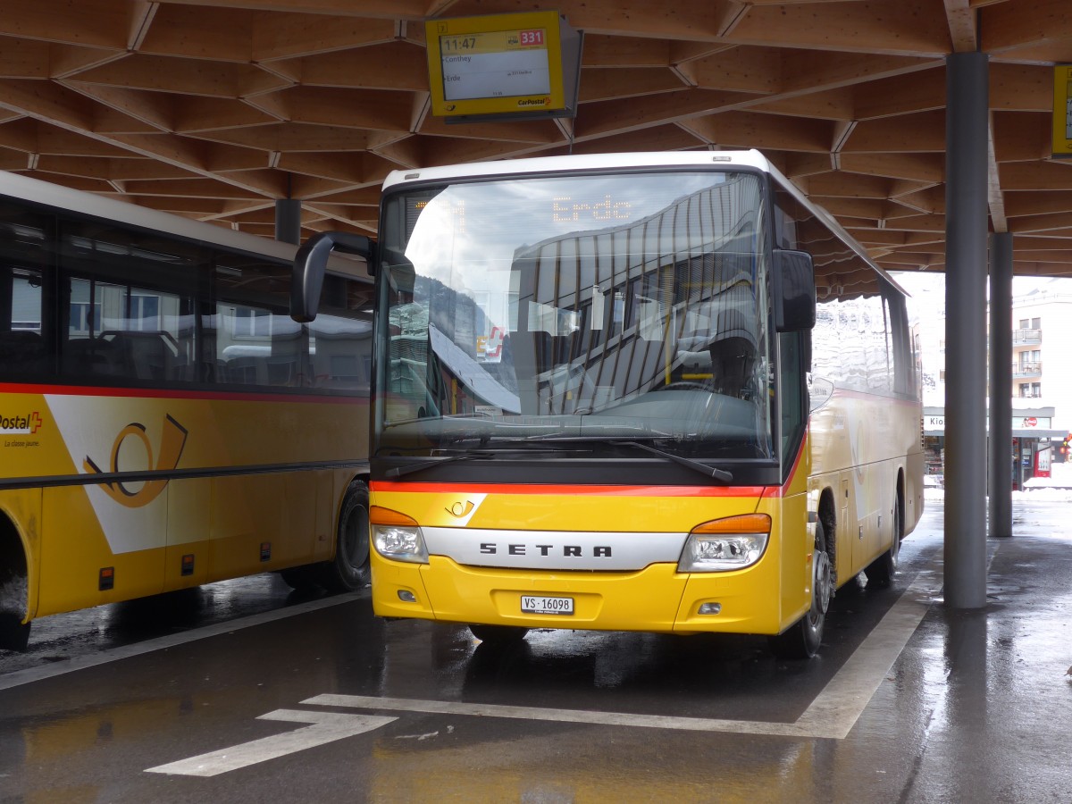 (157'977) - Evquoz, Erde - VS 16'098 - Setra am 28. Dezember 2014 beim Bahnhof Sion