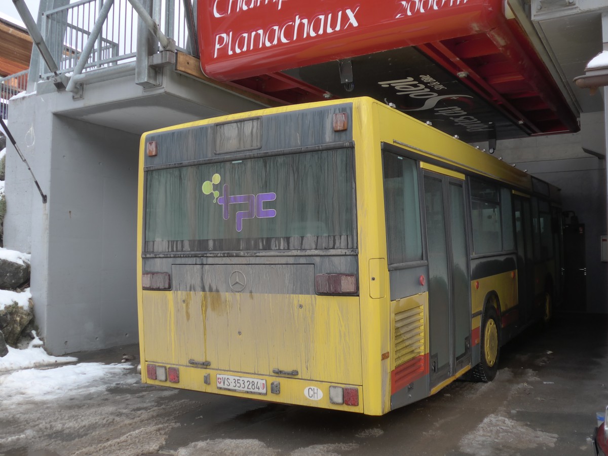 (158'141) - TPC Aigle - VS 353'284 - Mercedes (ex AAGL Liestal) am 2. Januar 2015 beim Bahnhof Champry