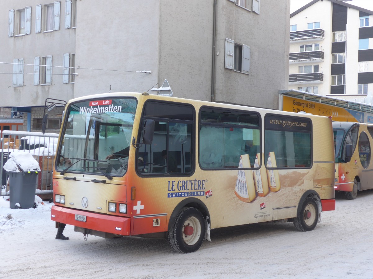 (158'392) - OBZ Zermatt - Nr. 12/VS 98'912 - Vetter am 18. Januar 2015 beim Bahnhof Zermatt