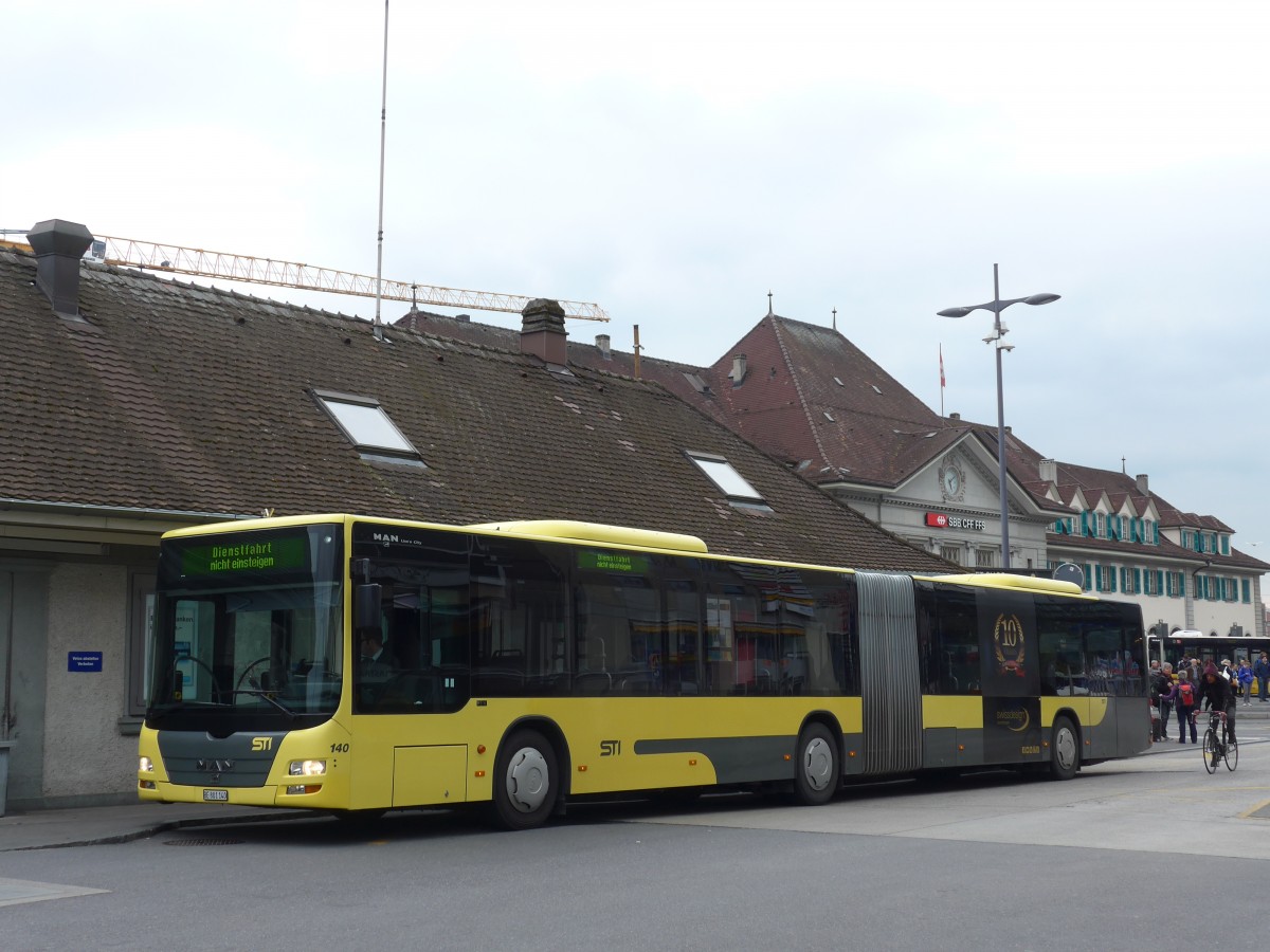 (159'940) - STI Thun - Nr. 140/BE 801'140 - MAN am 18. Mrz 2015 beim Bahnhof Thun