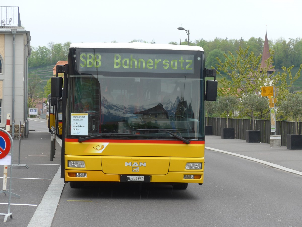 (160'023) - Steiner, Ortschwaben - Nr. 6/BE 354'980 - MAN am 25. April 2015 beim Bahnhof Spiez