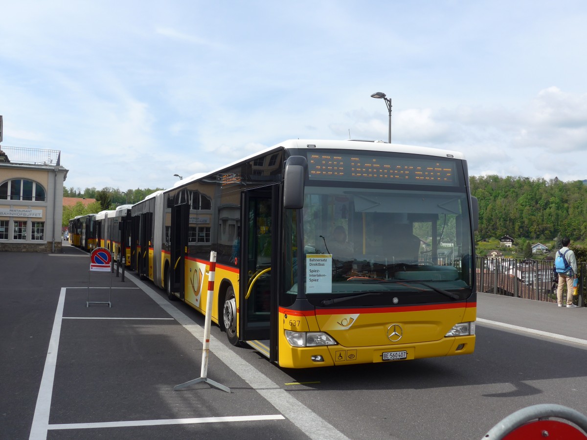 (160'141) - PostAuto Bern - BE 637/BE 560'407 - Mercedes am 26. April 2015 beim Bahnhof Spiez