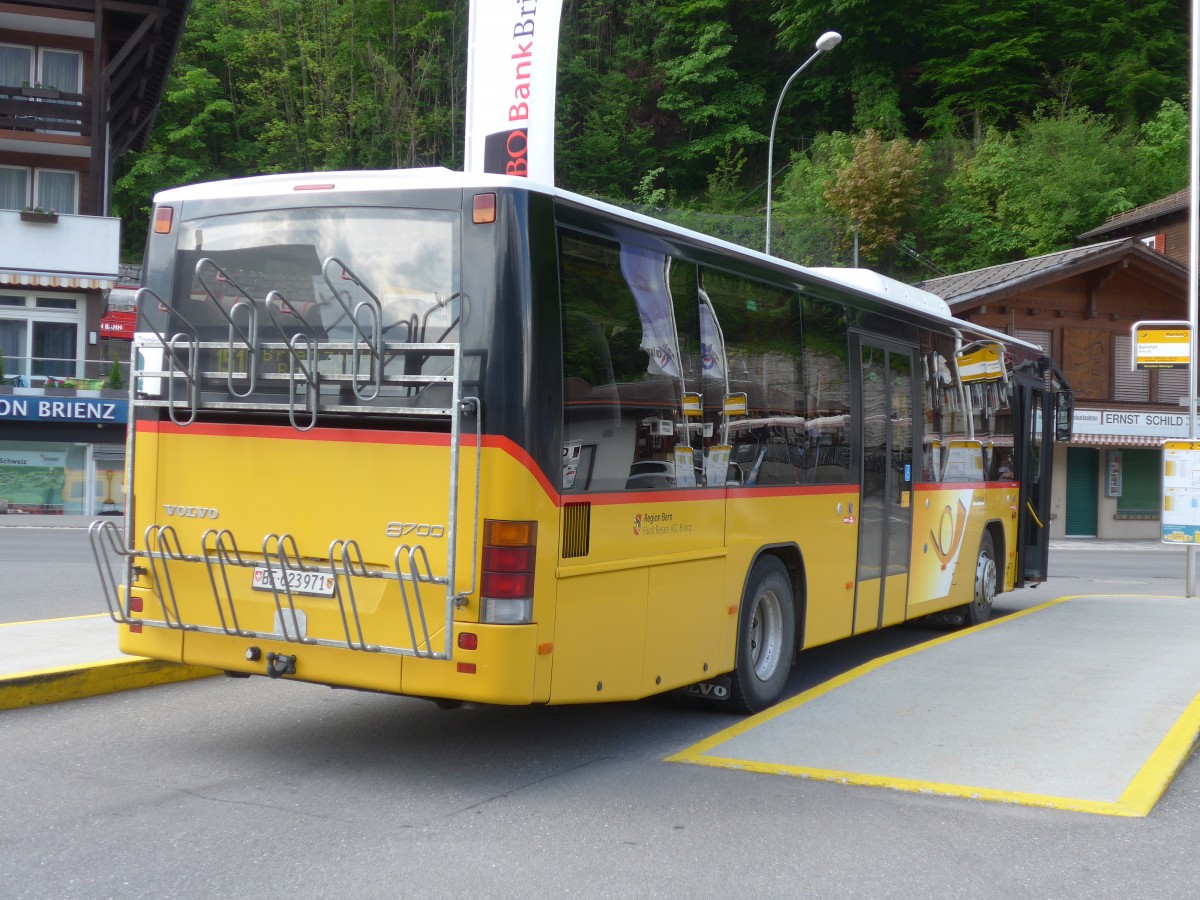 (160'364) - Flck, Brienz - Nr. 4/BE 623'971 - Volvo (ex AVBB Schwanden) am 9. Mai 2015 beim Bahnhof Brienz