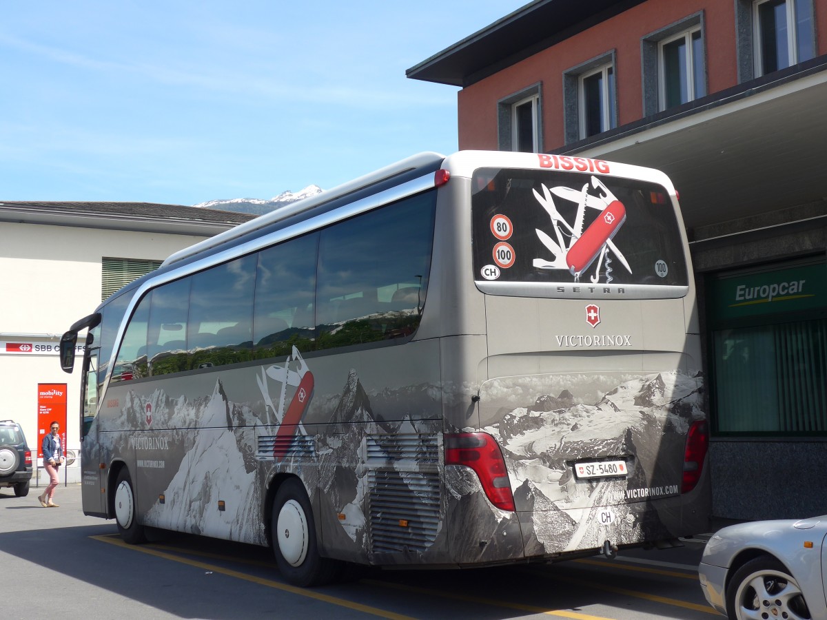 (160'449) - Bissig, Schwyz - SZ 5480 - Setra am 10. Mai 2015 beim Bahnhof Sion