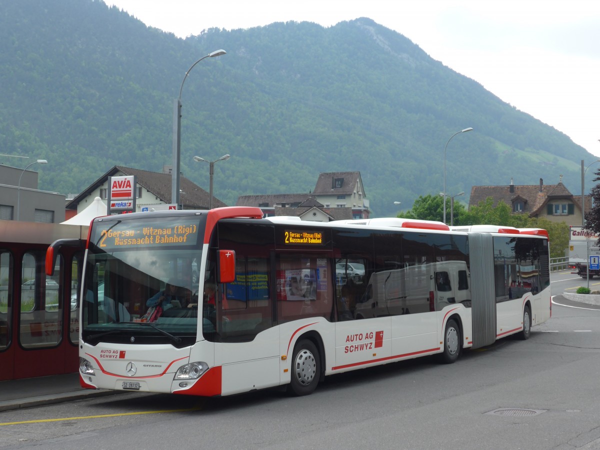 (160'719) - AAGS Schwyz - Nr. 32/SZ 28'732 - Mercedes am 22. Mai 2015 beim Bahnhof Brunnen